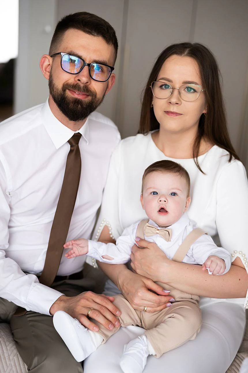 Rodzina z dzieckiem w dniu chrztu